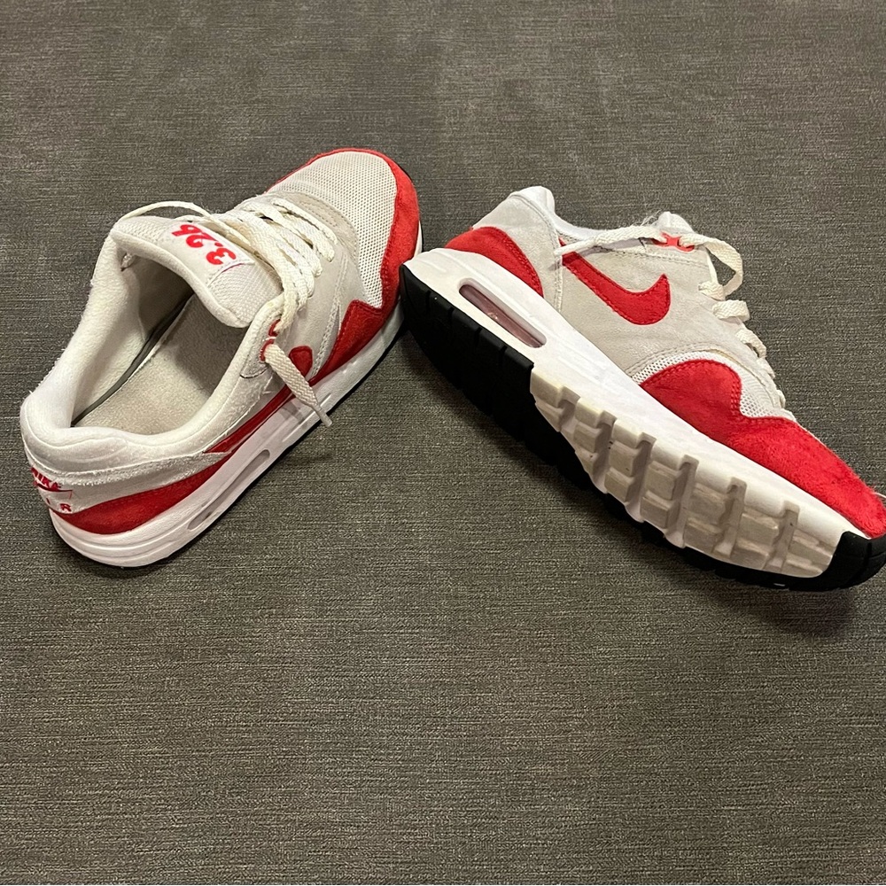 Nike Air max sneakers. Size 6
